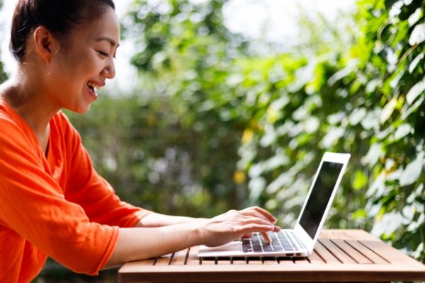 ブログを更新する女性のイメージ