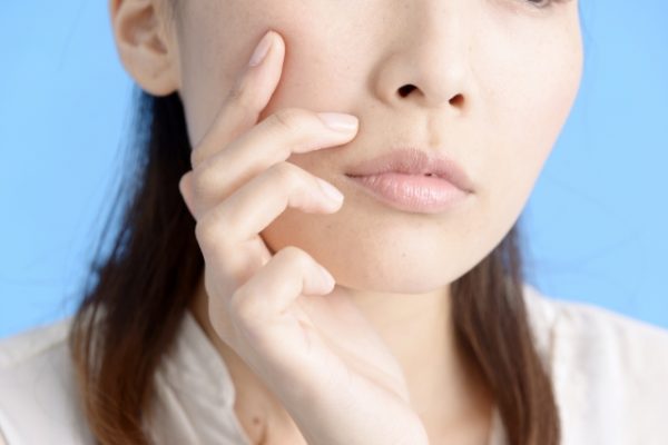 肌を気にする女性