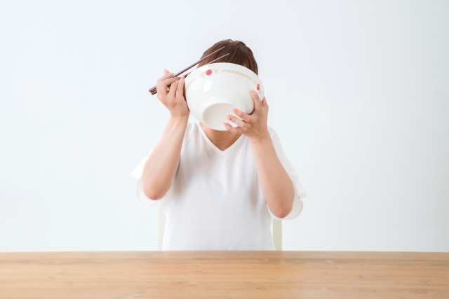 「食べ過ぎる」を3単語の英語で言うと？