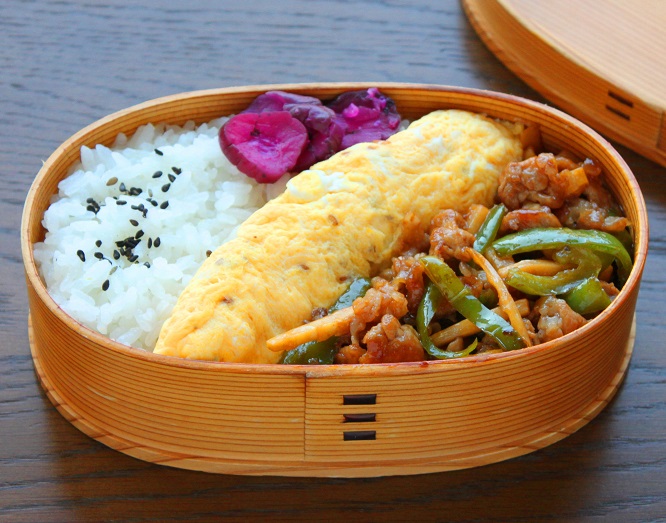ご飯がすすむ！「豚こまチンジャオロース」「ごま風味オムレツ」2品弁当