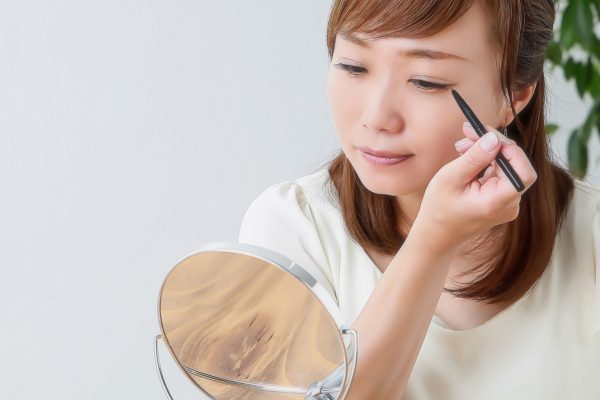 アイラインを塗る女性