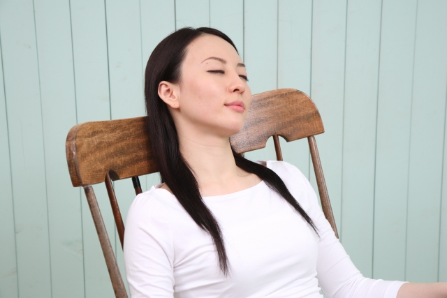 昼寝中の女性