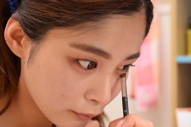 目が自然に大きく見える！大人の「下まぶた」メイク術3つ