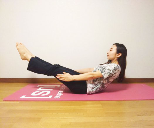 ぽっこりお腹を凹ませる！腹直筋に効く「舟のポーズ」トレーニング