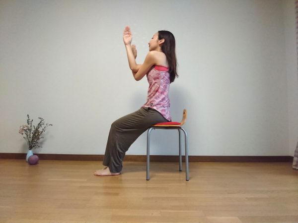 椅子ヨガで肩こりスッキリ!腕の動きだけで簡単「ワシのポーズ」♪