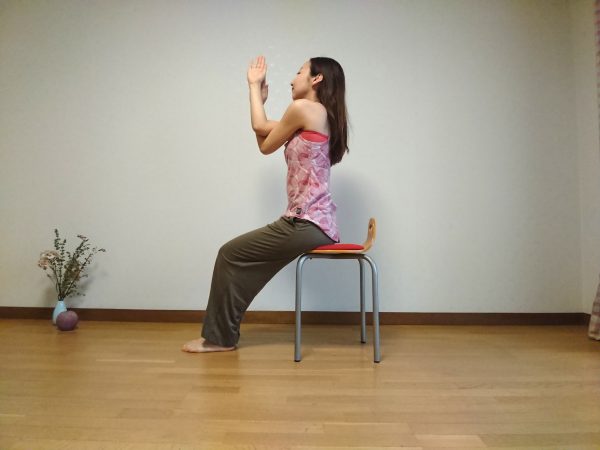 椅子ヨガで肩こりスッキリ!腕の動きだけで簡単「ワシのポーズ」♪