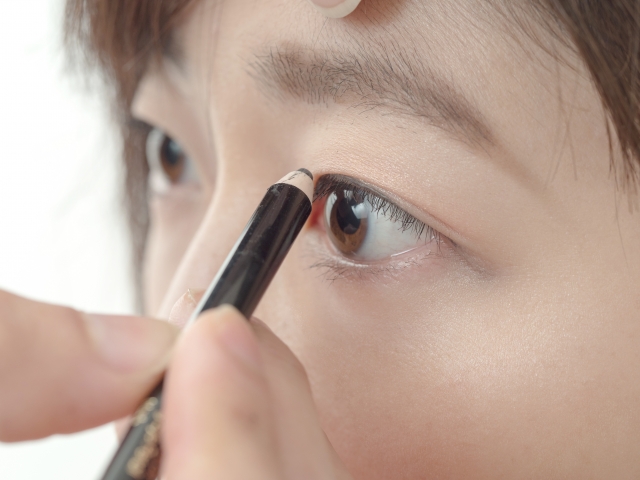 黒目をもっと大きく見せる！「大人可愛い」アイメイクのコツ3つ