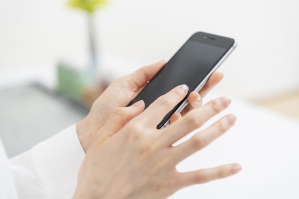 スマホを操作する女性