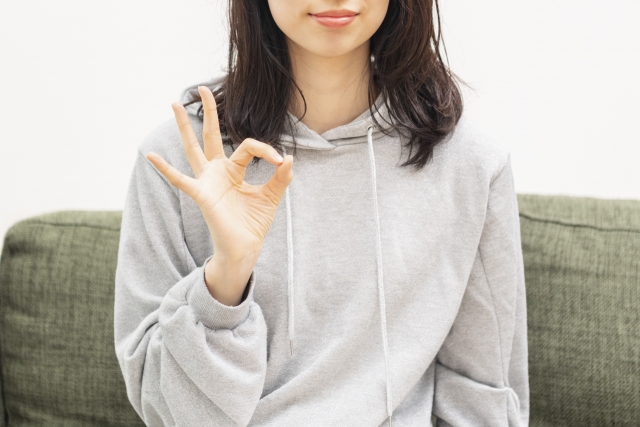 オッケージェスチャーをする女性