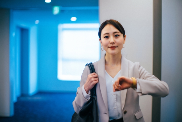 会社に着いた女性