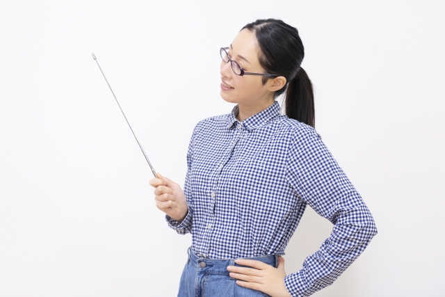 プレゼンする女性