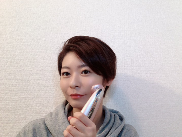 美顔器を使う廣松叶子さん