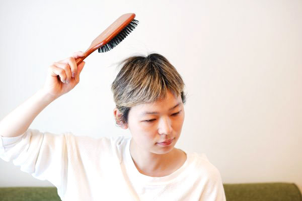 髪をとかすだけじゃない！3ステップで爽快「ヘアブラシ」マッサージ♪