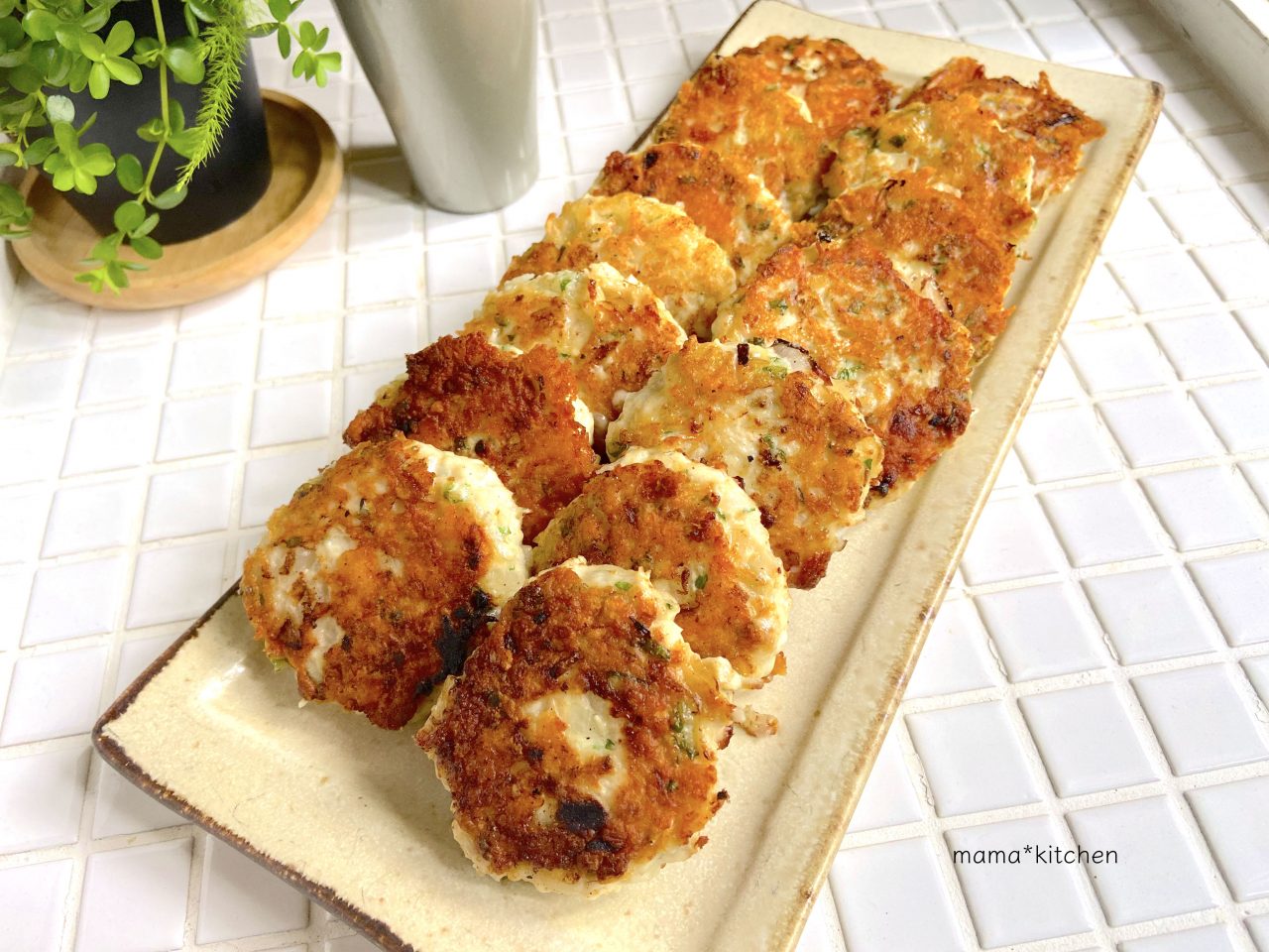 チーズとじゃこで表面カリッ！簡単「鶏ひき肉ハンバーグ」の作り置き