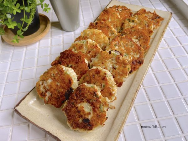 チーズとじゃこで表面カリッ!簡単「鶏ひき肉ハンバーグ」の作り置き