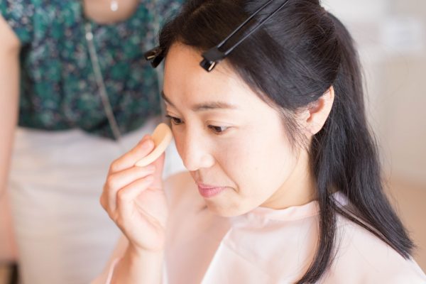 ファンデを塗る女性