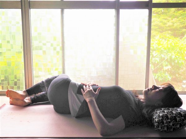 ベッドに寝たまま簡単♪「お腹に溜まったガス」を移動させるストレッチ