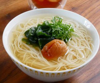 梅雨の朝にさっぱりツルッ！青じそと梅入り簡単「温めん」