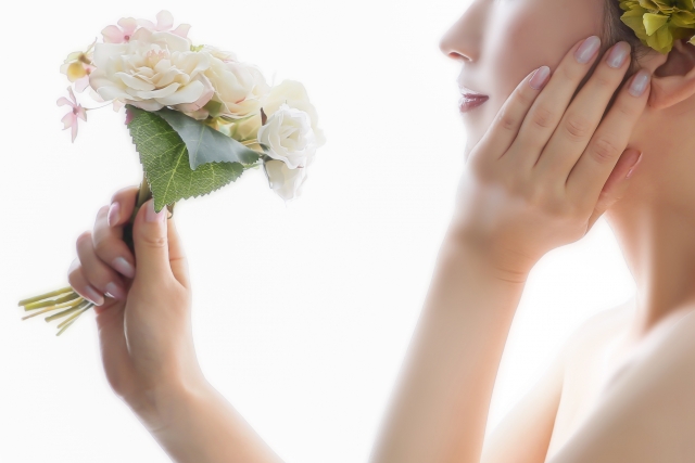 花を愛でる女性