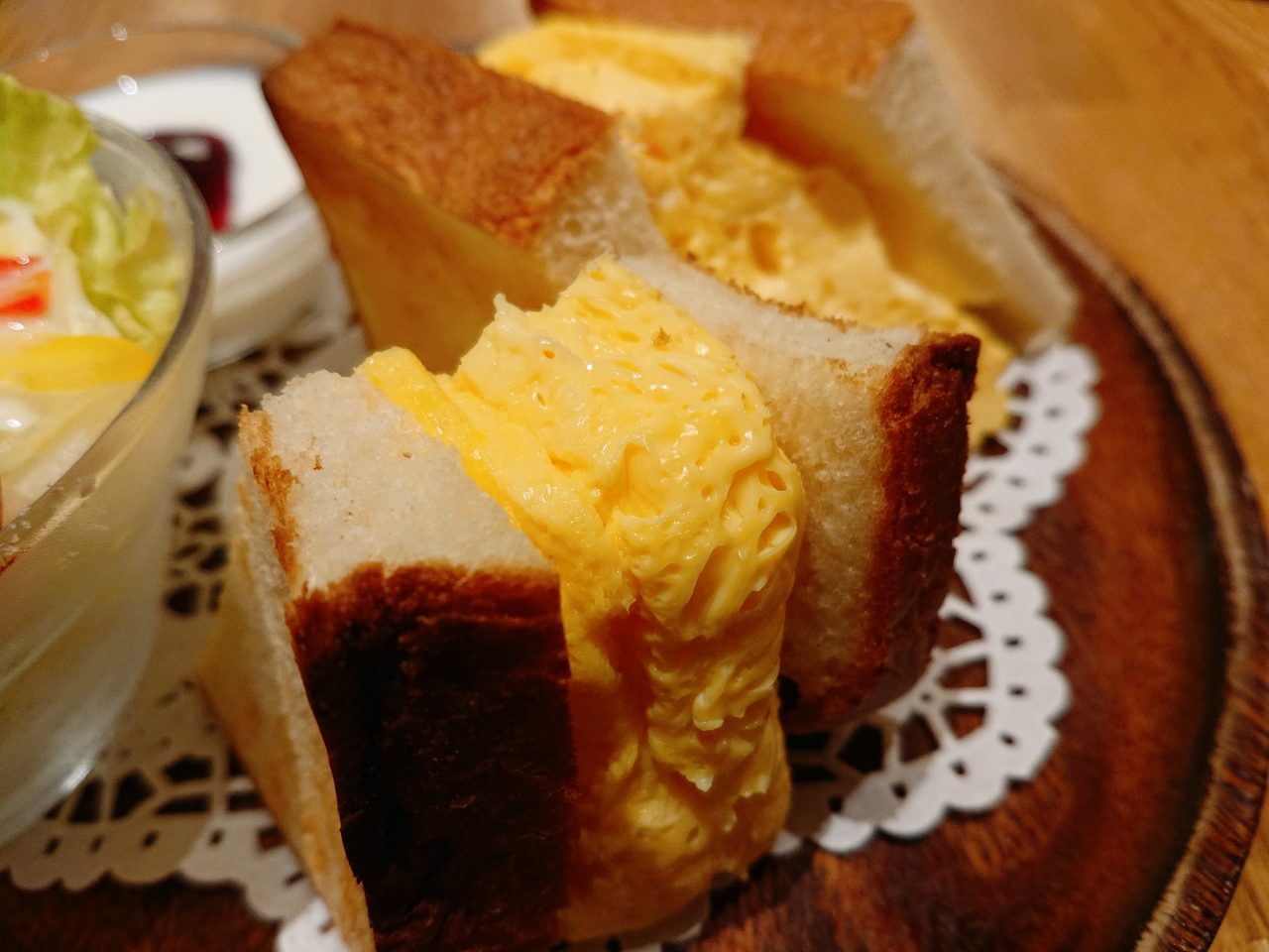 【大阪】迫力あり！厚焼き玉子サンドもケーキも選べるモーニング@コカルド ラ・テラス