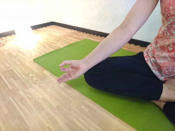 雨の日はヨガでリラックス♪心が静まる「雨音瞑想」
