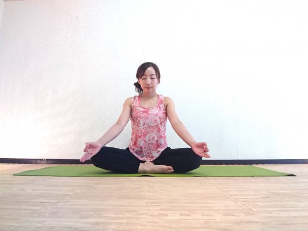 雨の日はヨガでリラックス♪心が静まる「雨音瞑想」