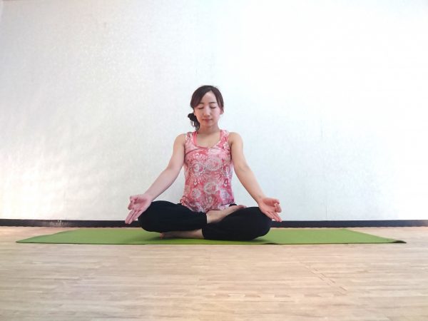 雨の日はヨガでリラックス♪心が静まる「雨音瞑想」