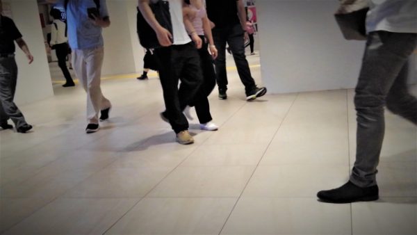 家路を急ぐ人々