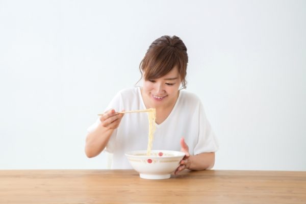 ラーメンを食べる女性