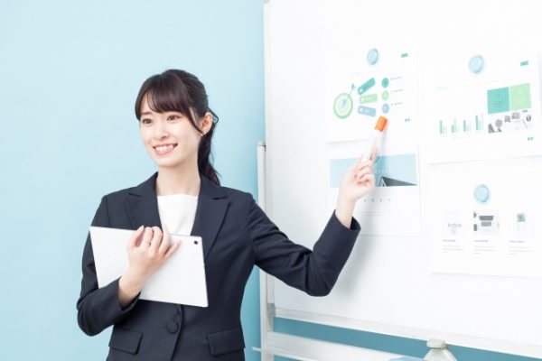 堂々と提案する女性