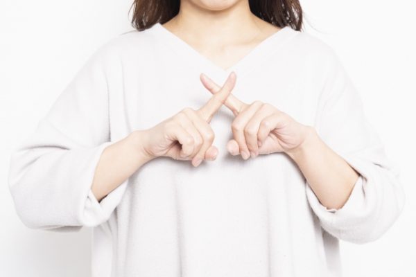 拒否する女性