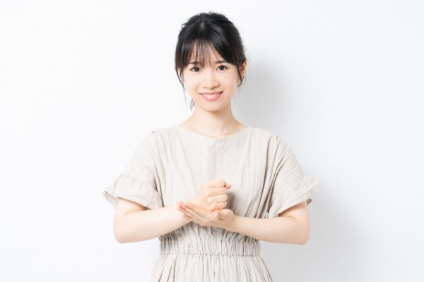 納得してうなずく女性