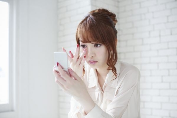 目元をチェックする女性