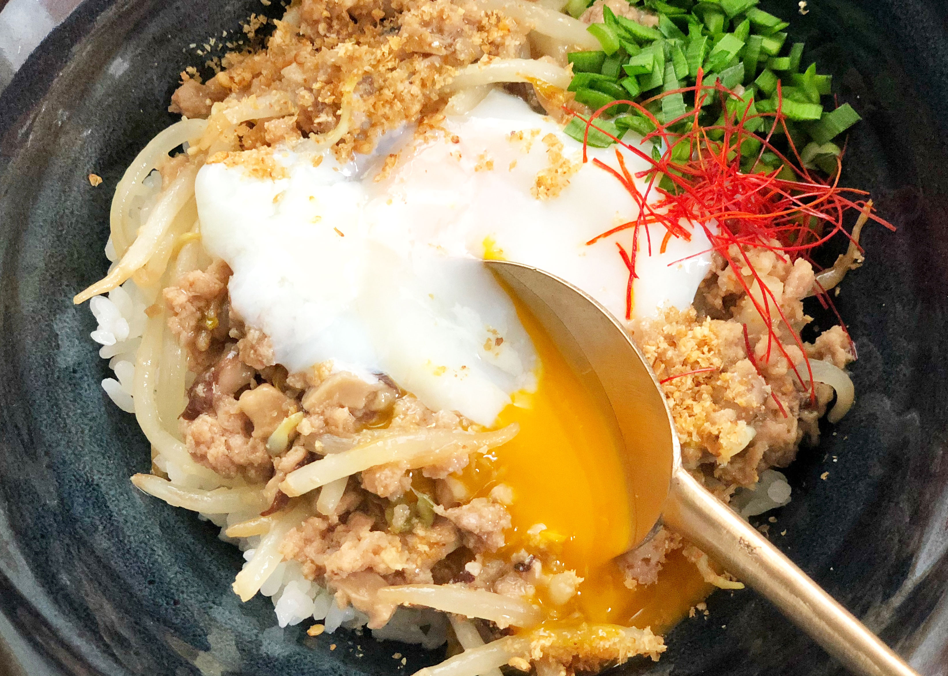 火を使わずレンジだけ！ボウル1つで簡単「もやし坦々そぼろ丼」