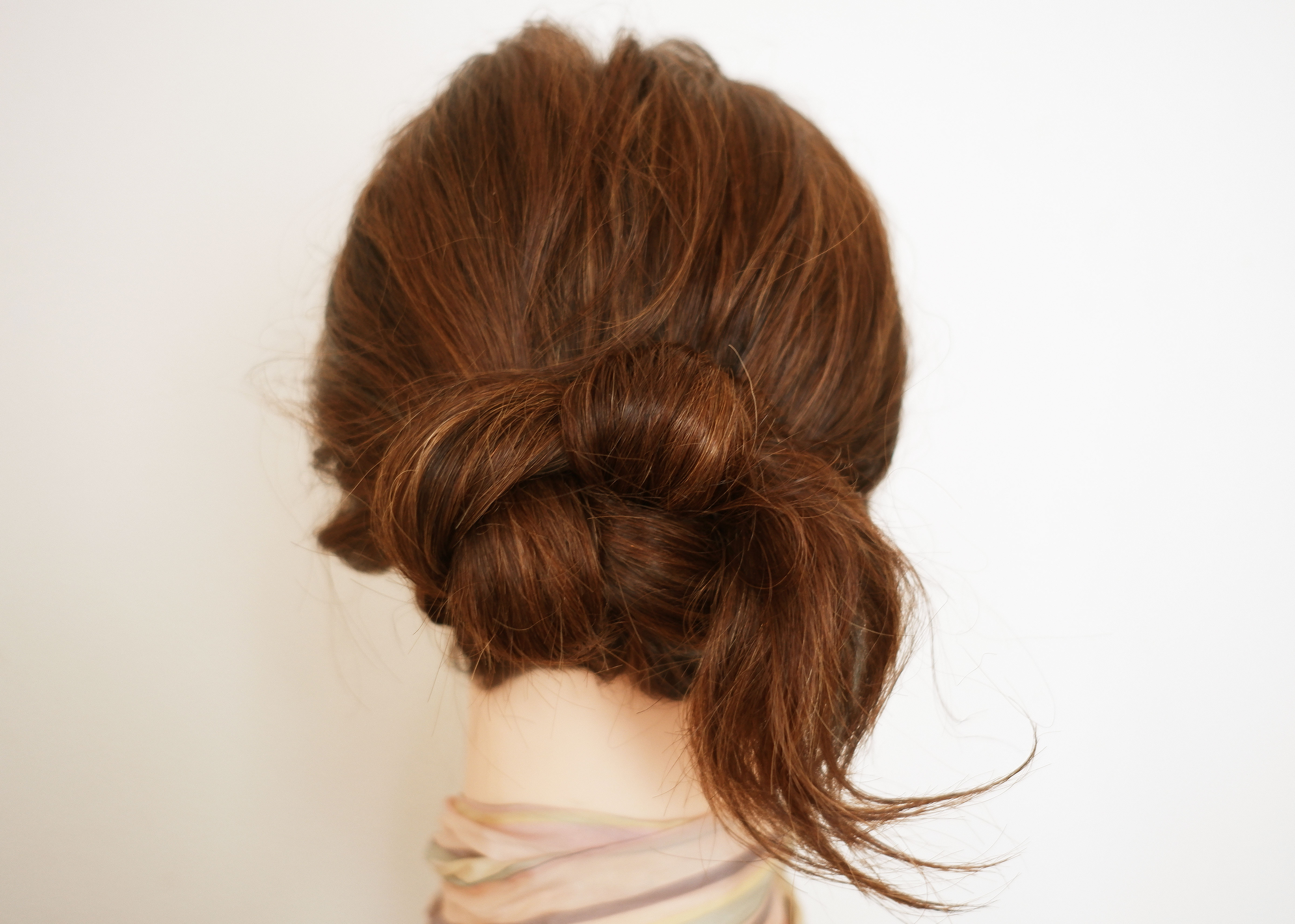 ピン一本で簡単！ロングヘア向け「ルーズなお団子」ヘアアレンジ術♪