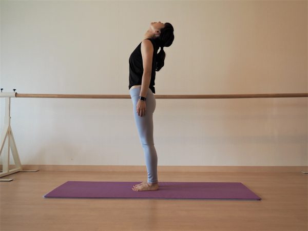 肌荒れやむくみ…スマホの見すぎが原因かも!?簡単「首こり」解消ストレッチ