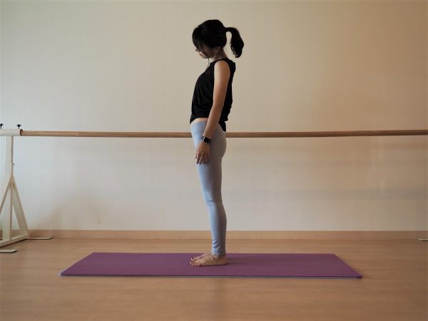 肌荒れやむくみ…スマホの見すぎが原因かも!?簡単「首こり」解消ストレッチ