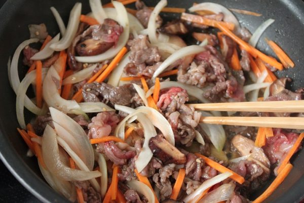 肉と野菜を炒める