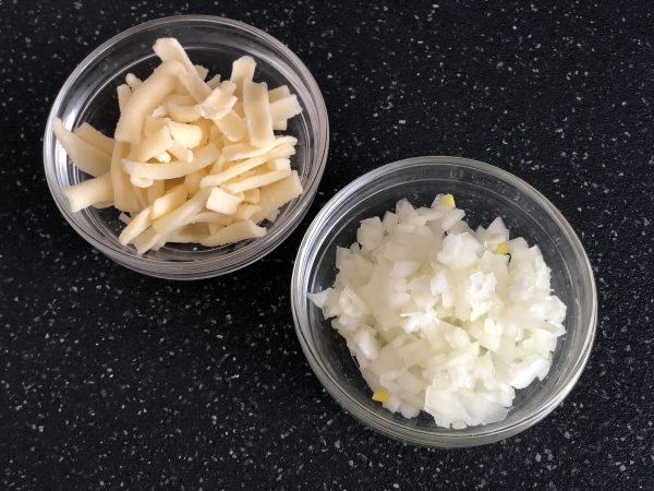 玉ねぎみじん切りとピザ用チーズ