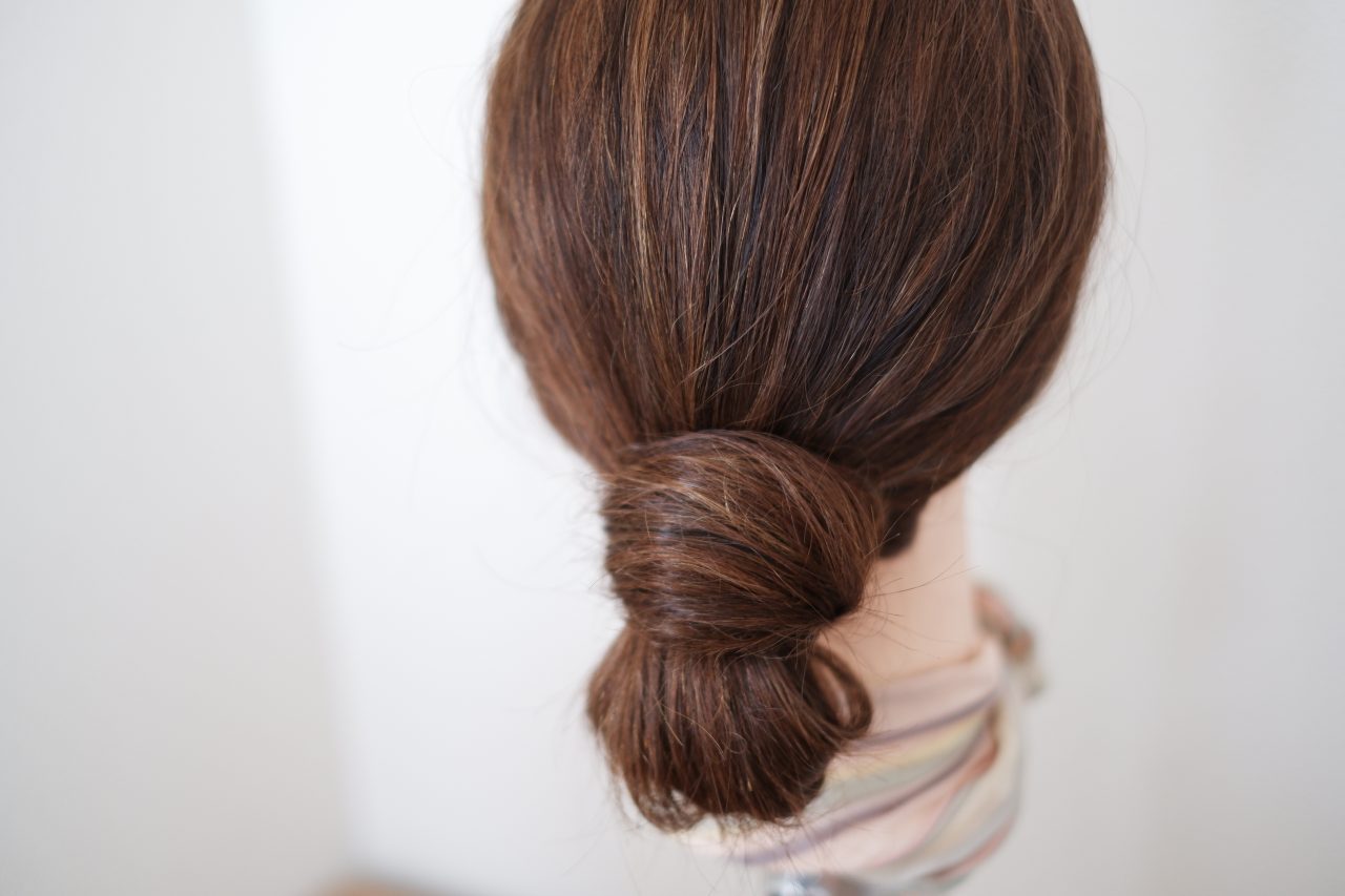 湿気に負けない！ロングヘアの「首元すっきり」上品ヘアアレンジ術