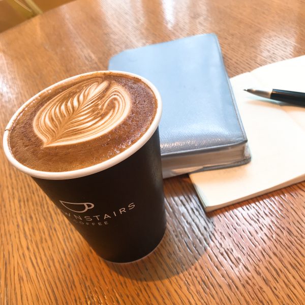 カフェラテや手帳(朝のイメージ)
