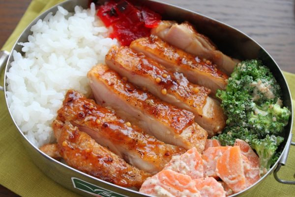 ちょい足し醤油でご飯が進む!「ハニーマスタードチキン」「野菜ごまマヨ」2品弁当