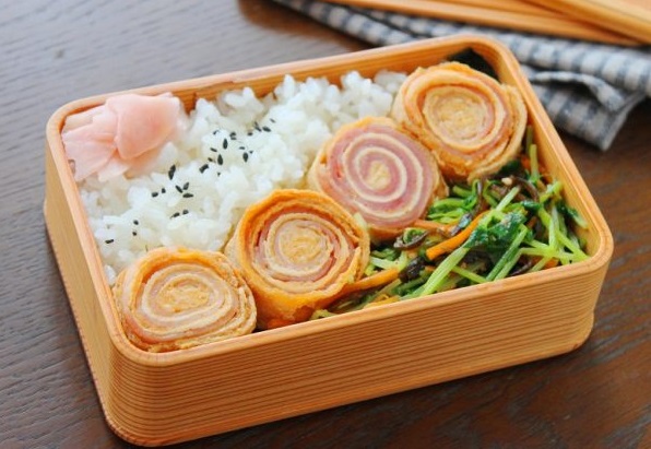 くるくる可愛い♪「油揚げとベーコンの信田巻き」「豆苗レンジ蒸し」2品弁当