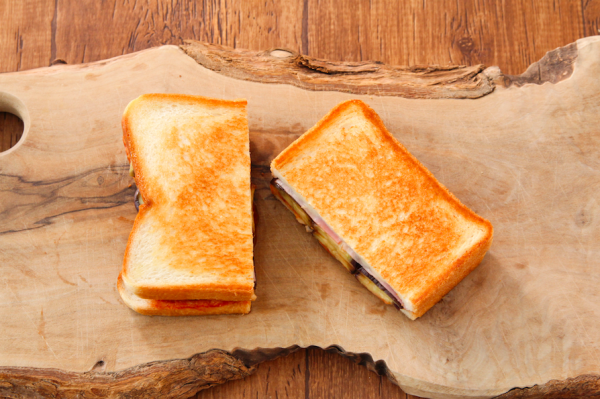 フライパンだけで簡単とろ~り!「とろけるなすのホットサンド」