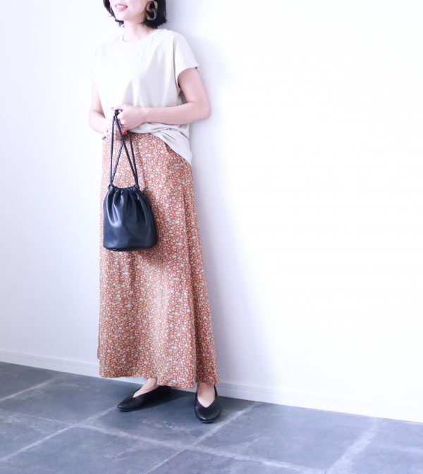 「Tシャツ+ペタンコシューズ」きれいめコーデ