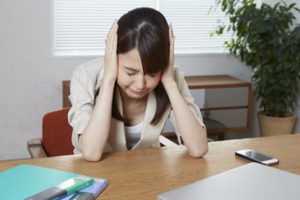 頭を抱える女性
