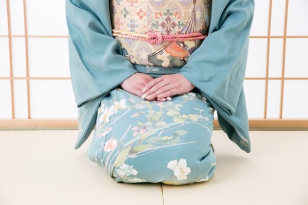 正座する女性
