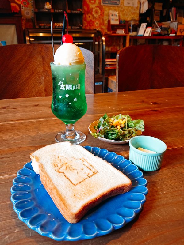 【大阪】レトロで新しい!「クリームソーダ」付きモーニング♪@cafe太陽ノ塔本店