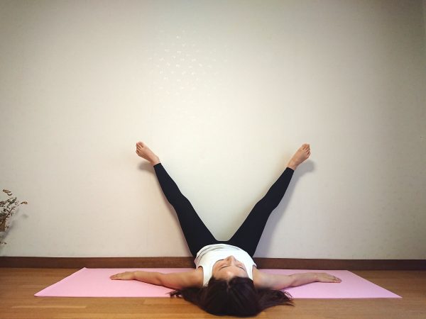 足の疲れがスッキリ!寝たままできる柔軟体操「壁ヨガ」
