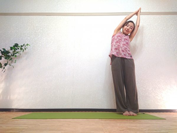 翌朝の目覚めさわやか♪安眠に導いてくれる癒しヨガ「月礼拝」
